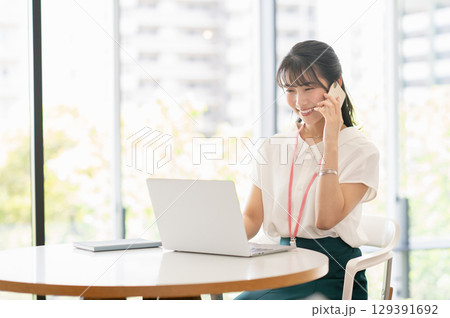 オフィスで働く若いビジネスウーマン 129391692