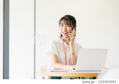オフィスで働く若いビジネスウーマン 129391693