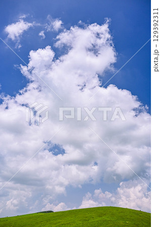 夏の大きな雲と高原 夏の大きな雲と高原 129392311