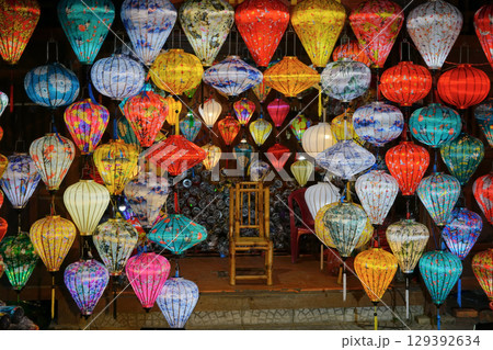 ホイアンのランタン祭り、ナイトマーケット、ベトナム 129392634