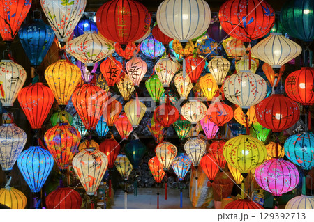 ホイアンのランタン祭り、ナイトマーケット、ベトナム 129392713