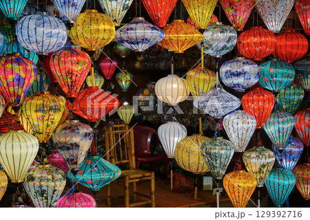 ホイアンのランタン祭り、ナイトマーケット、ベトナム 129392716