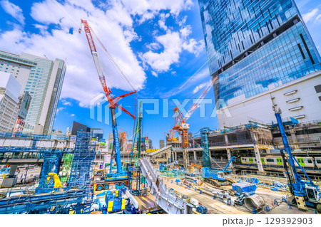 日本の東京都市景観銀座線が走る珍景…パイルドライバーなどの巨大重機がズラリ…。新章へ＝8日、渋谷 129392903