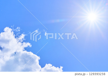爽やかな青空と雲と太陽 爽やかな青空と雲と太陽 129393238