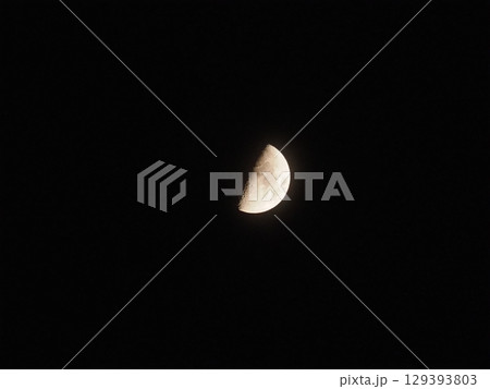 夏の夜に輝く上弦の月 夏の夜に輝く上弦の月 129393803