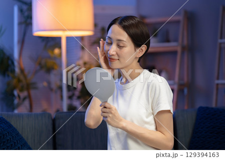 夜にスキンケアをする女性 129394163