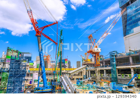 日本の東京都市景観銀座線が走る珍景…パイルドライバーなどの巨大重機がズラリ…。新章へ＝8日、渋谷 129394340