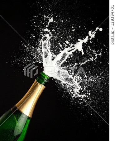 黒い背景に、シャンパンボトル 129394701
