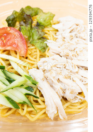 美味しい蒸し鶏の冷やし中華 美味しい蒸し鶏の冷やし中華 129394776