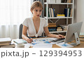 リモートワークでデータ分析を行う若い女性 129394953