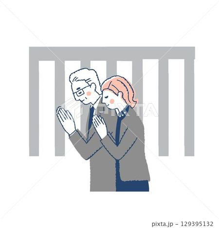 合掌している喪服姿の男女 合掌している喪服姿の男女 129395132
