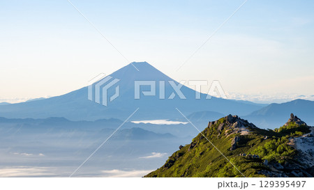 早朝の鳳凰三山から見る富士山 129395497