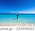青空の海での女性の後ろ姿 129395603
