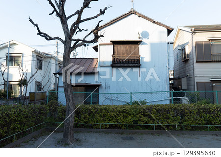 老朽化した家,日本の古い家,狭小住宅,一戸建て,一軒家,古い家,昭和建築, 129395630