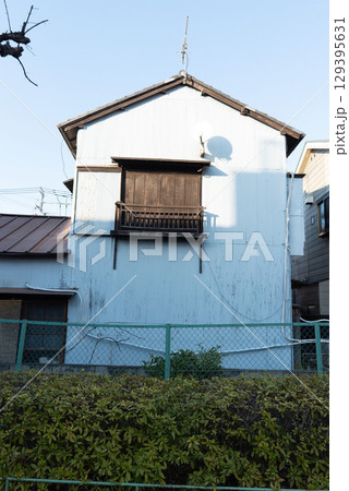 老朽化した家,日本の古い家,狭小住宅,一戸建て,一軒家,古い家,昭和建築, 129395631