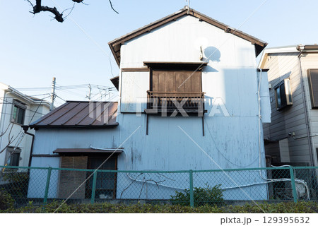 老朽化した家,日本の古い家,狭小住宅,一戸建て,一軒家,古い家,昭和建築, 129395632