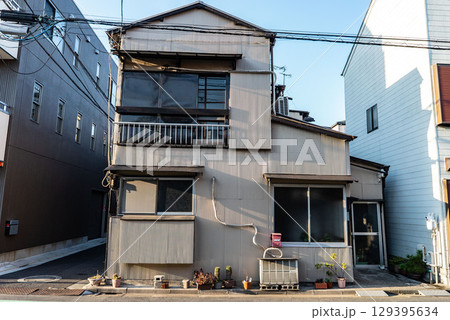 老朽化した二階建て一軒家,トタンで出来た昭和建築、日本らしい住宅 老朽化した二階建て一軒家,トタンで出来た昭和建築、日本らしい住宅 129395634