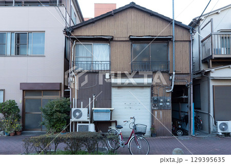 老朽化した二階建て一軒家,トタンで出来た昭和建築、日本らしい住宅 老朽化した二階建て一軒家,トタンで出来た昭和建築、日本らしい住宅 129395635