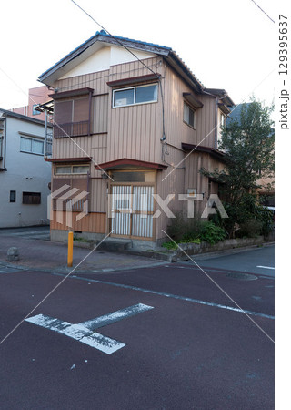 老朽化した二階建て一軒家,トタンで出来た昭和建築、日本らしい住宅 129395637