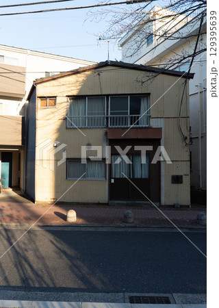 老朽化した二階建て一軒家,トタンで出来た昭和建築、日本らしい住宅 老朽化した二階建て一軒家,トタンで出来た昭和建築、日本らしい住宅 129395639