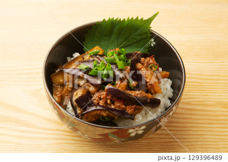 茄子の肉味噌丼 129396489
