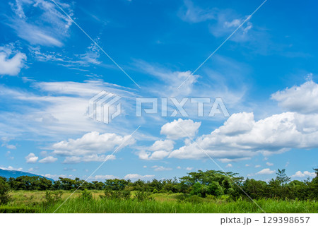 【青空と雲】晴れの日の高原風景 【青空と雲】晴れの日の高原風景 129398657
