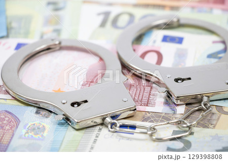 ユーロ 手錠 129398808