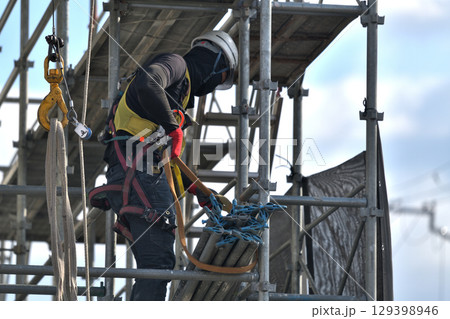 マンション大規模修繕　とび職人　仮設足場組立工事の作業風景 129398946