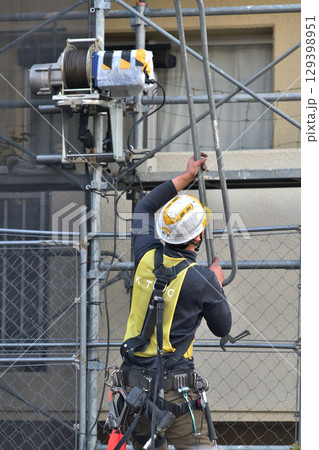 マンション大規模修繕 とび職人 仮設足場組立工事の作業風景 マンション大規模修繕 とび職人 仮設足場組立工事の作業風景 129398951