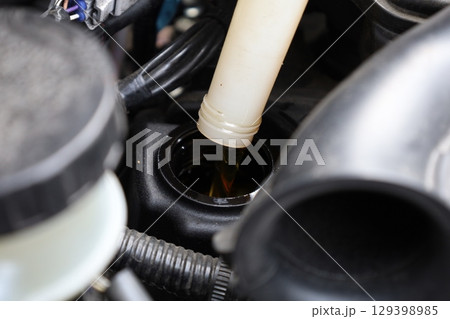 車のメンテナンス作業 – オイル交換 129398985