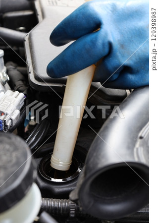 車のメンテナンス作業 – オイル交換 129398987