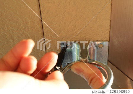 金具取り付けのためにケガキする 金具取り付けのためにケガキする 129398990