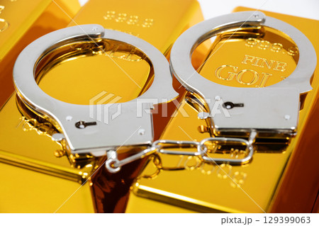 手錠 金の延べ棒 129399063