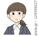 スーツぱっつん前髪の女性ムッとする 129399227
