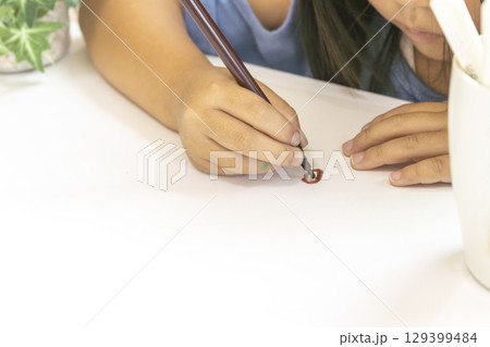 お絵描きしている女の子の手元（日本人、5歳） 129399484