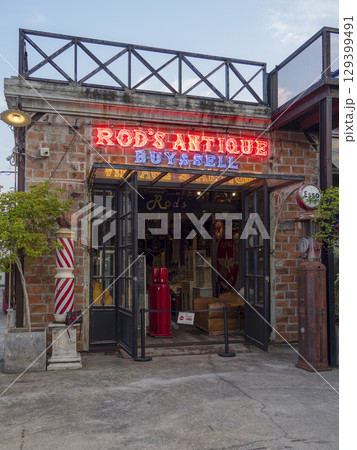 バンコク・シーナカリン鉄道市場のアンティークショップ / Bangkok, Thailand 129399491