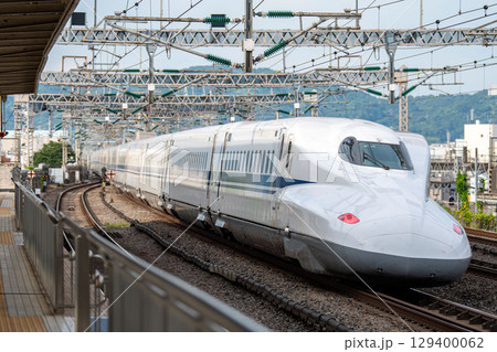 駅を通過する東海道山陽新幹線N700A 129400062