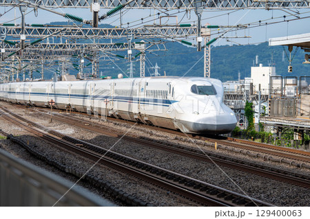駅に入線してくる東海道山陽新幹線N700A 129400063