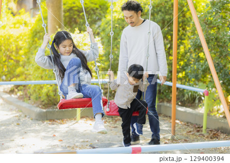 公園で遊ぶ親子　 129400394