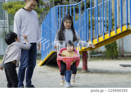 公園で遊ぶ親子　 129400395