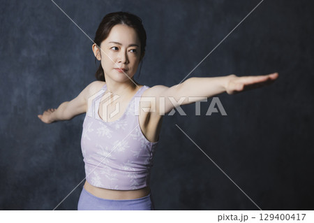 ヨガをする女性 129400417