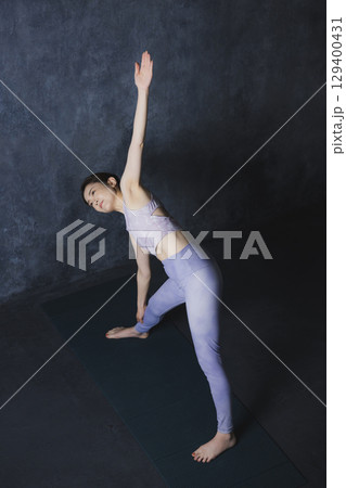 ヨガをする女性 129400431