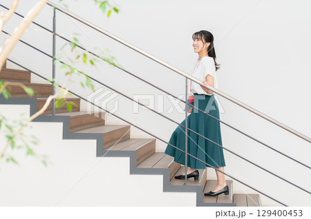 オフィスで働く若いビジネスウーマン オフィスで働く若いビジネスウーマン 129400453