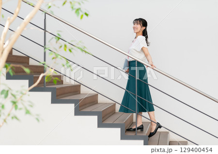 オフィスで働く若いビジネスウーマン オフィスで働く若いビジネスウーマン 129400454