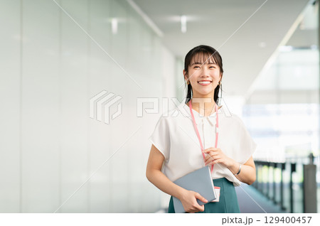 オフィスで働く若いビジネスウーマン オフィスで働く若いビジネスウーマン 129400457