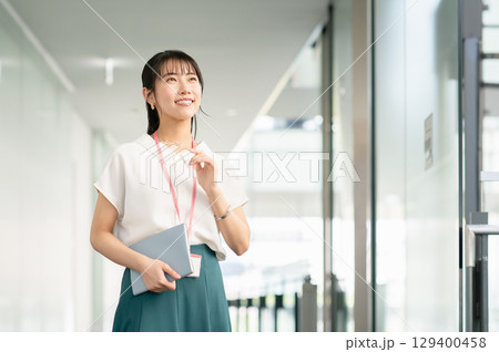オフィスで働く若いビジネスウーマン オフィスで働く若いビジネスウーマン 129400458