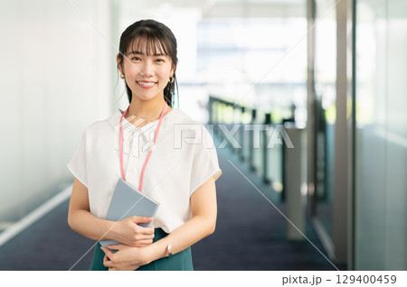 オフィスで働く若いビジネスウーマン 129400459