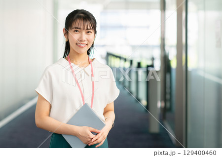 オフィスで働く若いビジネスウーマン オフィスで働く若いビジネスウーマン 129400460