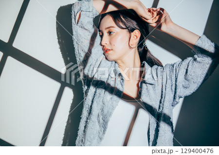 美しい女性のポートレート 129400476