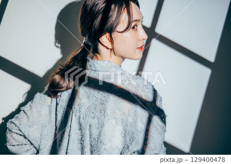 美しい女性のポートレート 129400478